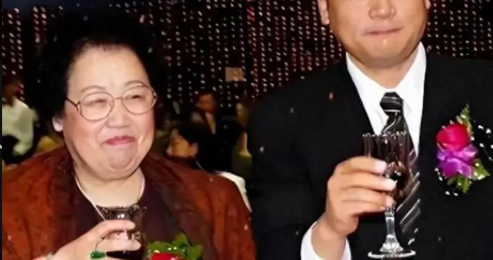 遁入空门？迟重瑞寺庙诵经，送妻后被曝皈依，百亿遗产说扔就扔