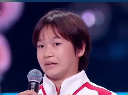 全红婵台下被男星搭讪要微信，台上忘词找提词器、王力宏表情亮了