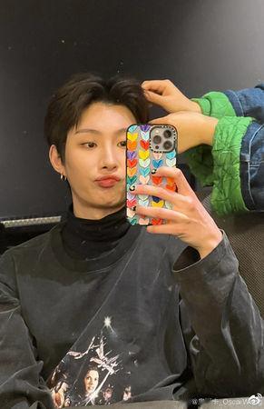 奥斯卡|男偶像拍vlog疑失误！惊见墙上「贴着吻女生照片」　急修影片…来不及了