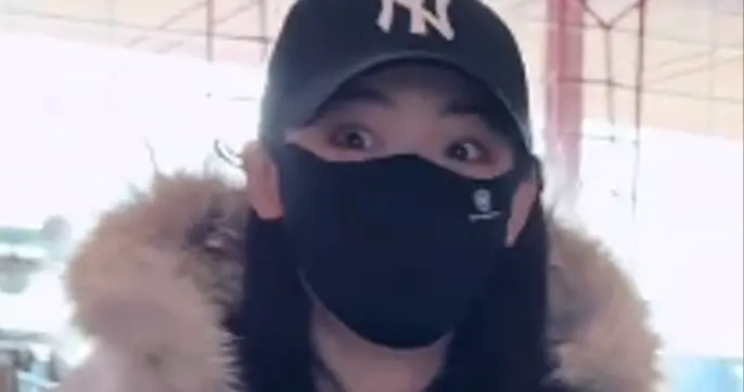 陈丽君回老家，穿大棉袄双手插兜松弛，素颜气质清冷有辨识度