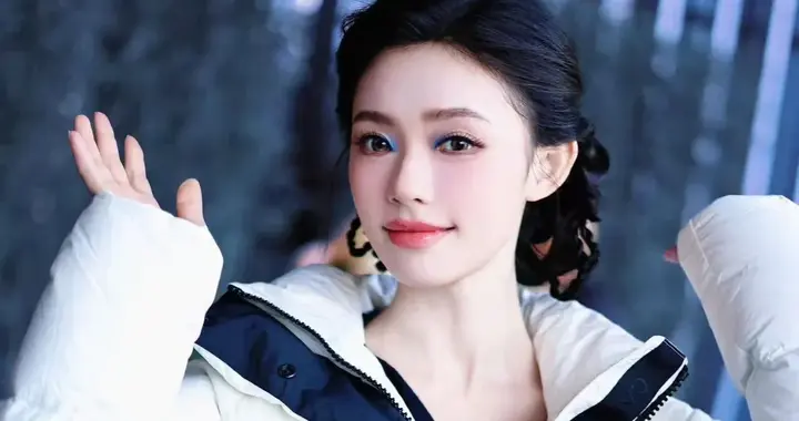 林允私服造型真简约！穿白色羽绒服+灰色休闲裤，时髦保暖又舒适