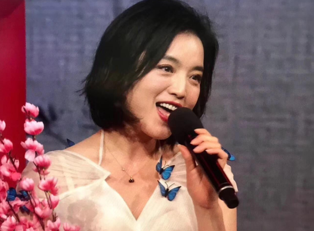 白雪|歌手白雪，曾七次登上春晚，二婚嫁小8岁老公，今事业爱情两头旺