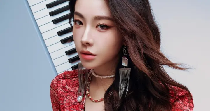 喻言红纱开叉裙，长腿比例绝了，又野又美