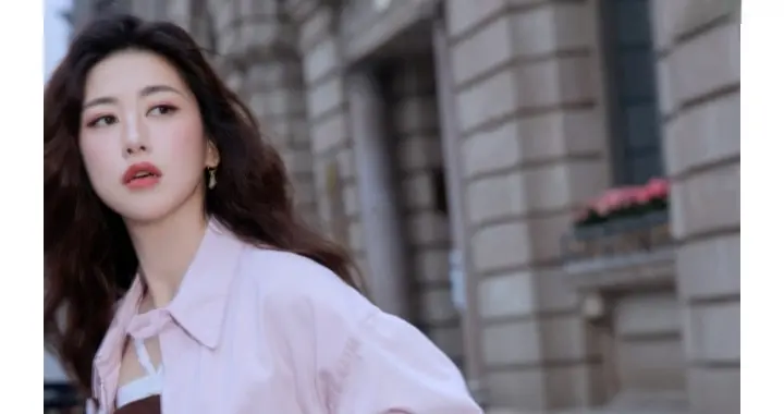 朱珠分享外滩漫步美照，粉衣黑裙搭配微卷发，秋日尽显轻盈柔美感