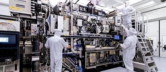 荷兰的“投降”：中方官宣国产光刻机，刚过15天，荷派人赴美摊牌