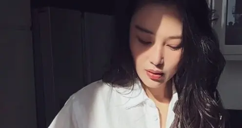 甜到炸裂！张馨予做饭何捷偷拍，网友：难怪她睡了15小时！