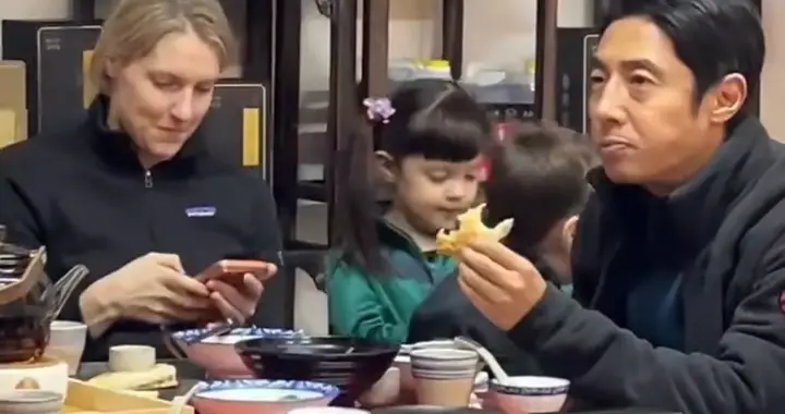 偶遇撒贝宁一家四口出游，和李白牵着女儿玩荡秋千，画面温馨有爱