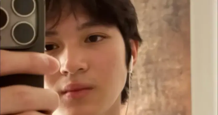 袁咏仪儿子晒怼脸自拍照，18岁魔童神似爸爸张智霖，浓眉大眼好帅