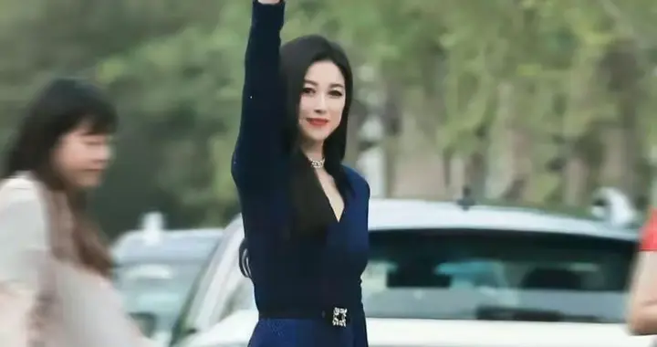 朱珠的这身打扮，我光顾着看一双大长腿了[呲牙]