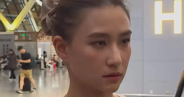 何超莲出发米兰，机场被怼脸拍直接臭脸，不笑的时候面相看着好凶