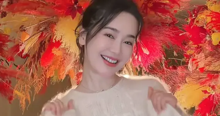 48岁左小青新年穿搭：毛衣+牛仔裤，减龄又高级，嫩得像小姑娘