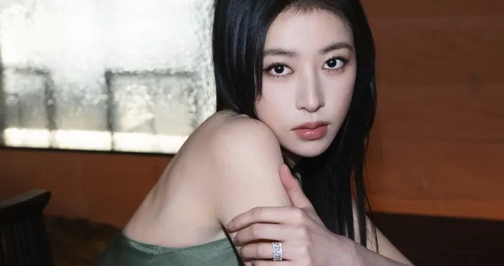 周雨彤浅绿挂颈连衣服