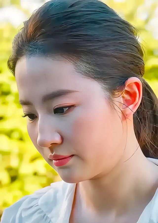 刘亦菲37岁耳朵鬓角白发明显 没染发 坦然面对衰老 真心佩服