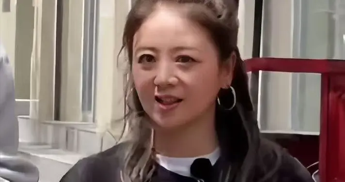 经超夫妇现身藏区！小李琳皱纹多、又矮又肥，牵老公手被嘲像母子