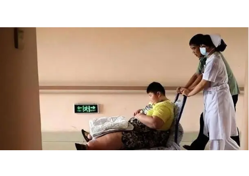 男孩一顿吃18包泡面，体重高达400多斤，死前身体毛孔都在渗水