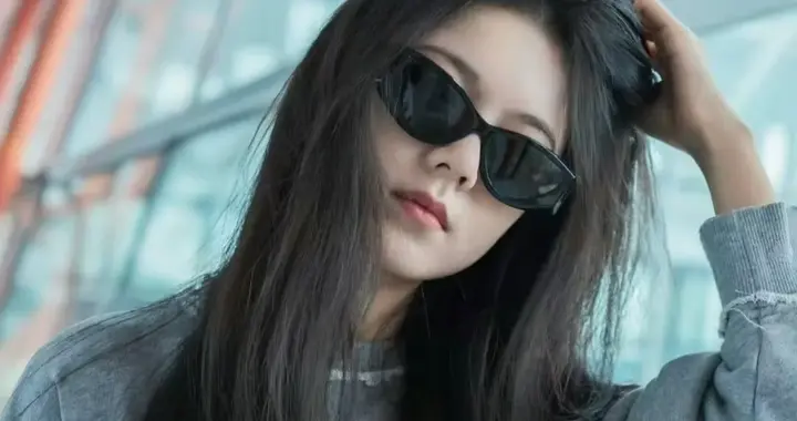 赵今麦墨镜造型超可爱