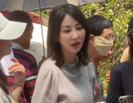 44岁单身女演员现身浙江相亲市场，有颜有钱却连连碰壁，无奈放弃