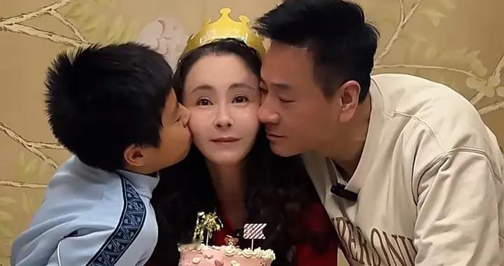 连奕名老婆生日，他和儿子亲手做蛋糕，杨若兮46岁素颜脸肿还嘴歪