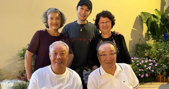 黄晓明晒与父母三亚过年，偶遇董璇佟丽娅，三人惊喜同框，好欢乐