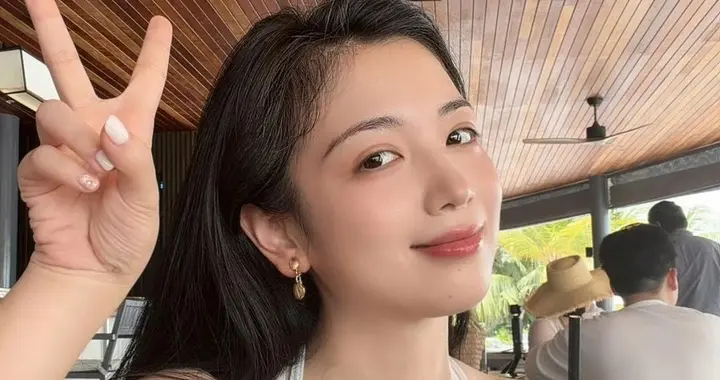 代露娃晒出一组海景美照。照片中她穿着似是在海边度假游玩。