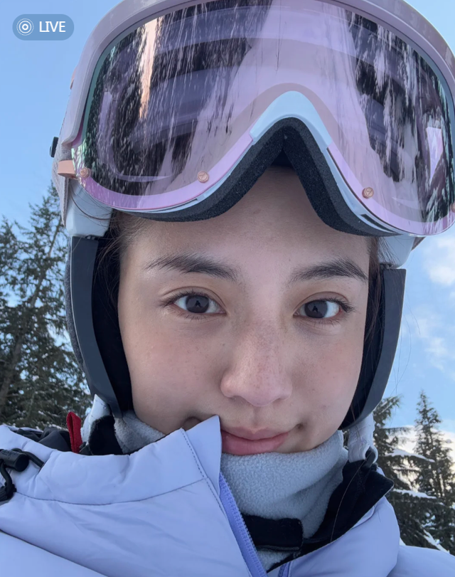 吴千语加拿大滑雪，素颜大方露出脸上密密麻麻雀斑，好可爱好真实
