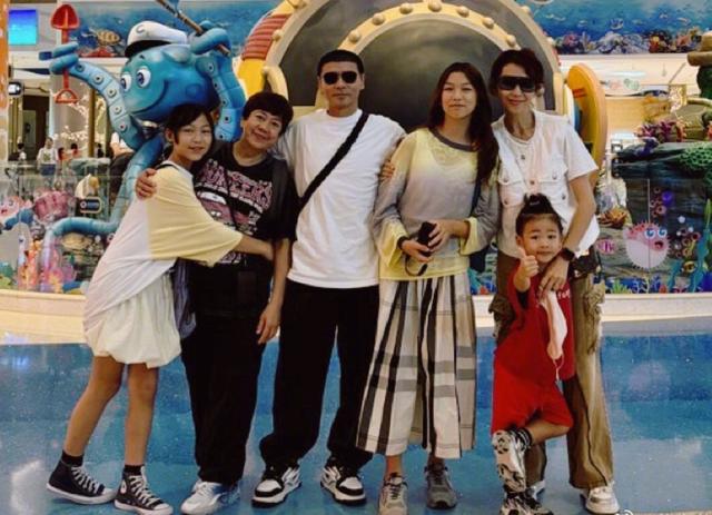 蔡少芬一家五口出游，13岁长女身高一米七，小儿子头顶扎揪揪超萌