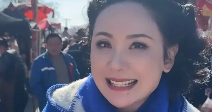 程莉莎在山东集上穿3万大衣买的糖葫芦地瓜糖棍粉丝橙子见到就买