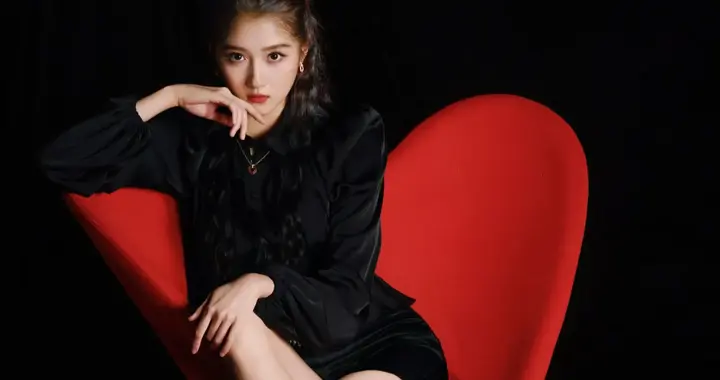 关晓彤红色高跟鞋，性感火辣