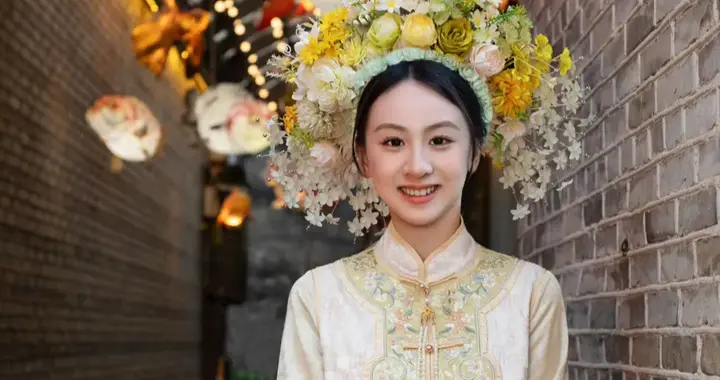 叶一茜晒母女簪花合照，17岁森蝶尽显大家闺秀范，和妈妈越来越像