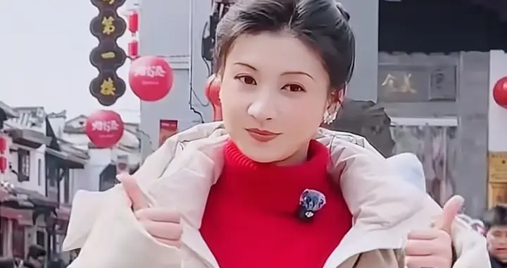 42岁斓曦最新穿搭：羽绒服+红毛衣+牛仔裤，大口吃馄饨，好接地气