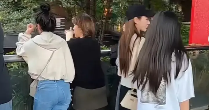 汪小菲更新动态，玥儿背影出镜，个子高高很清瘦，好黏马筱梅