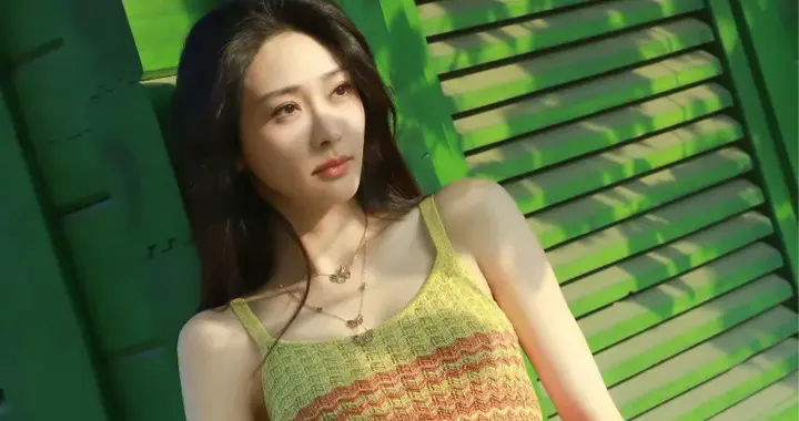 陈冰这组户外照赢麻了！漫不经心碎发+温柔裙，越看越上头