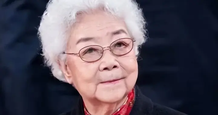 98岁的田华也没想到，风光一辈子老了住旧房子，孙子成了晚年依靠