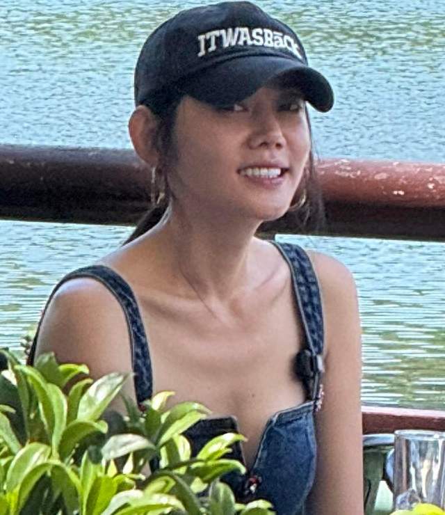 秋瓷炫什刹海被偶遇，素颜坐人群中美得扎眼，本人好瘦排骨胸抢镜