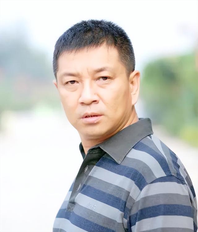 周小斌：40岁不结婚，借钱给弟弟买房，如今娇妻比他小10岁