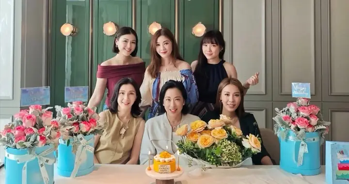 霍震霆前妻朱玲玲过生日，五个港姐冠军在场庆祝，67岁仍大气明艳