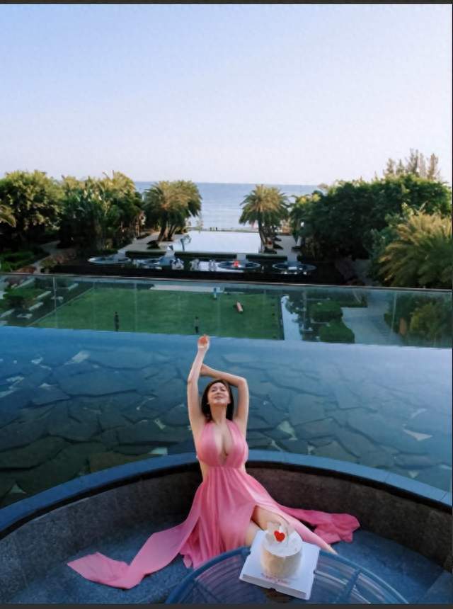 香港知名女星生日大解放，中门大开，大秀火辣身材，公开要招桃花