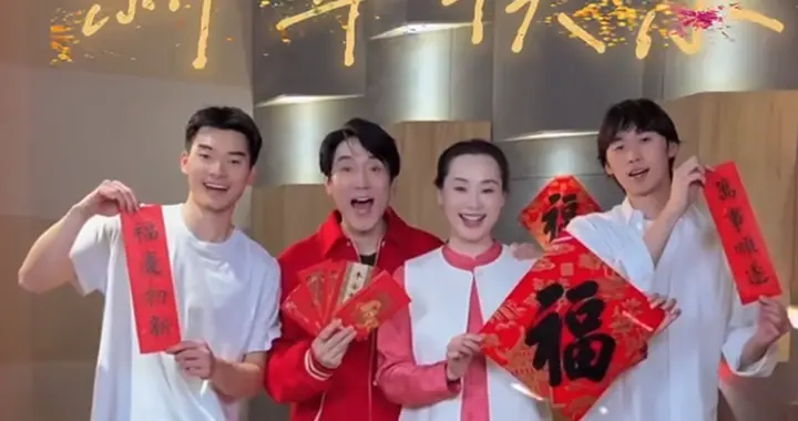 55岁林依轮回北京过年，与儿子似同龄人，否认大儿子是与前妻所生