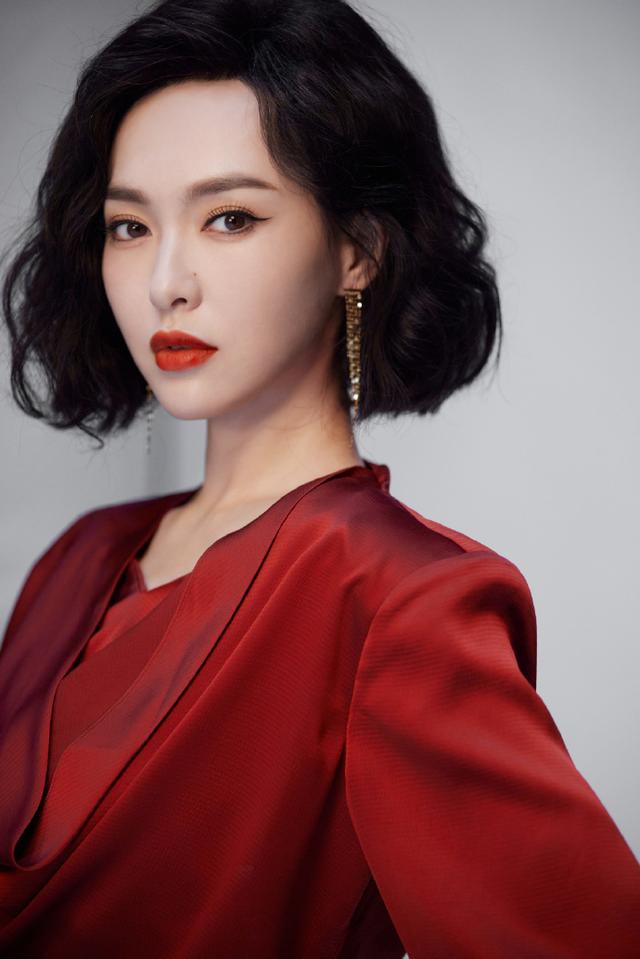 唐嫣穿豹纹双手插兜酷飒十足 短发干练眼神犀利