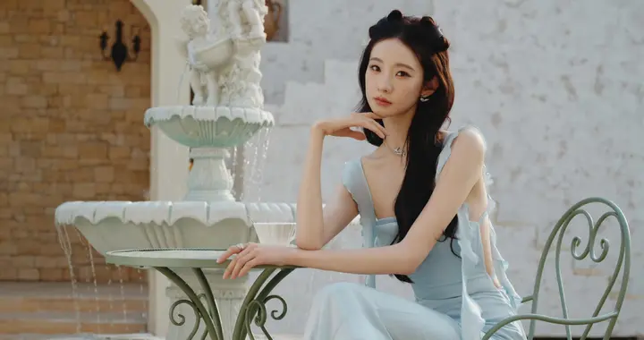 张艺凡蓝色裙摆划出弧度，一切的轻盈柔软都变得慵懒温柔