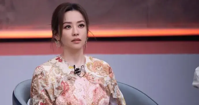 张靓颖的气质真是出挑！一身碎花连衣裙+盘发，不俗反而时髦高级