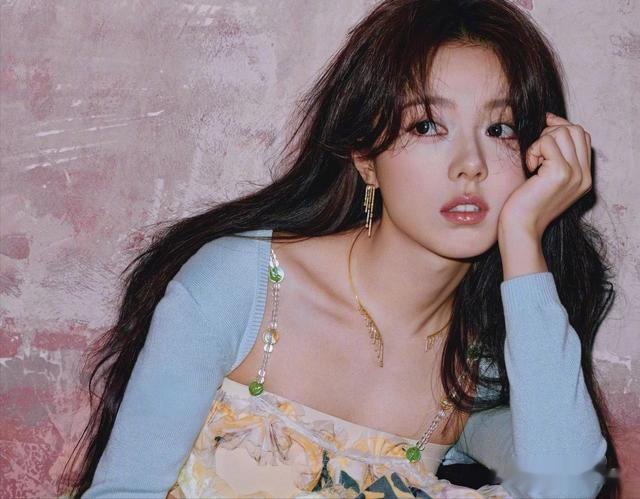 演员赵今麦《嘉人Now》夏季大片，造型唯美表情灵动少女感满格