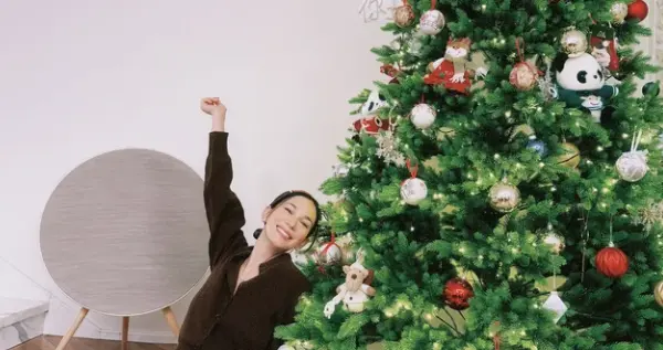 卢靖姗晒圣诞节美照！穿棕色毛衣配红色高跟鞋，生二胎后气质更绝