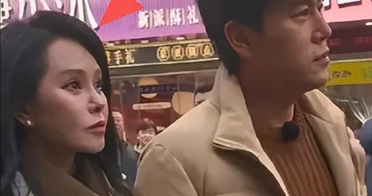 57岁伊能静在沈阳逛街，大衣吊牌没剪，网友：真人比春晚上老20岁