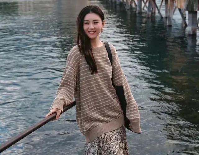 李小萌分享度假靓照，笑容甜美似少女，穿搭简约一点不显胖！