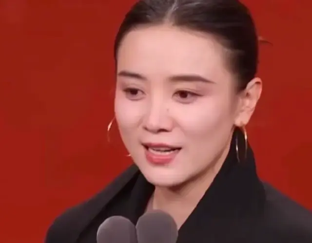 宋佳被人民日报“点名”，拿奖后真实处境暴露，娱乐圈地位又变了