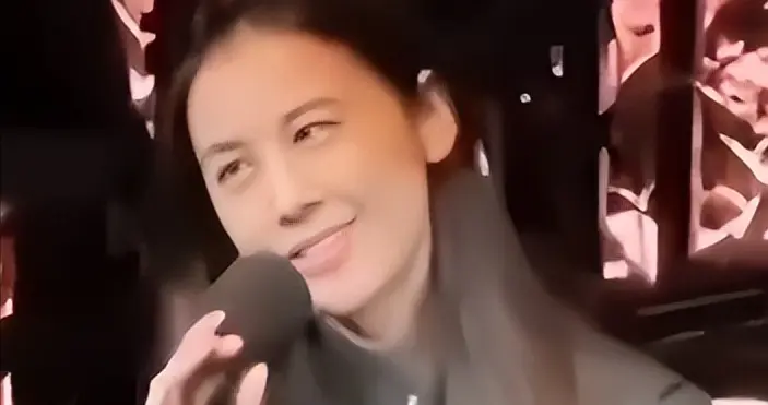 黄圣依在大理酒馆唱歌，头秃脸苍白没了富贵相，跑调严重不如拍戏