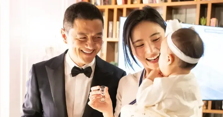 李亚鹏海哈金喜官宣离婚，女儿随女方生活，累计债务已超4.5亿