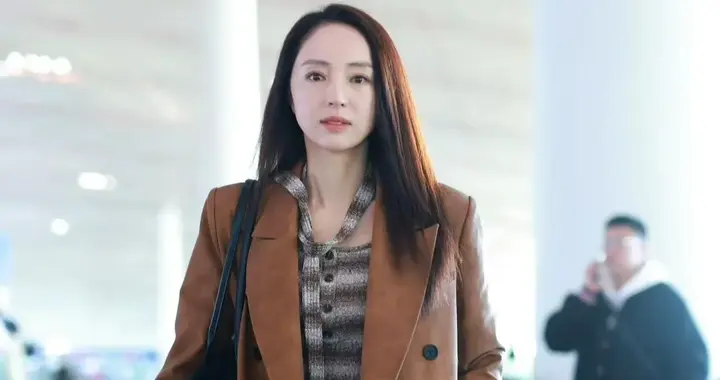 董璇真是中年女人的穿搭标杆！大衣+条纹裙+乐福鞋，洋气又高级