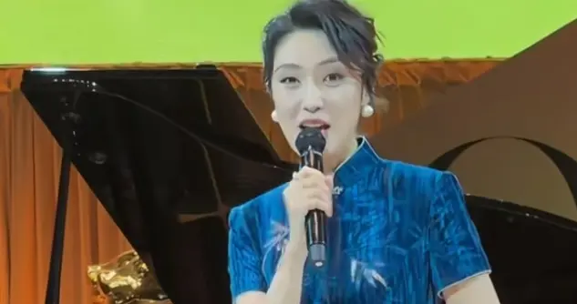 何卿主持上博海派大展，一袭蓝丝绒旗袍诠释东方雅致，美出新高度